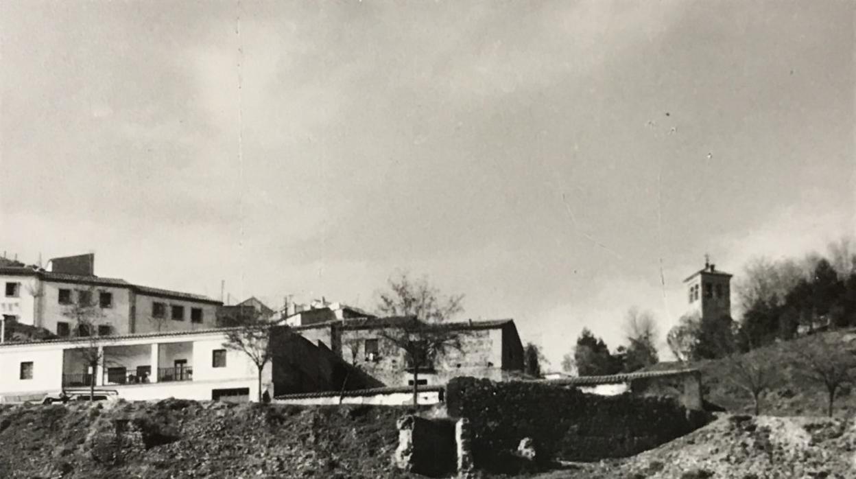Vista lateral del Corral de Vacas en 1963. Al fondo la torre de San Miguel. Foto Rodríguez. Archivo Municipal de Toledo