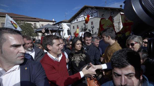 Rivera reclama la unidad de España en Alsasua, emblema del mundo abertzale