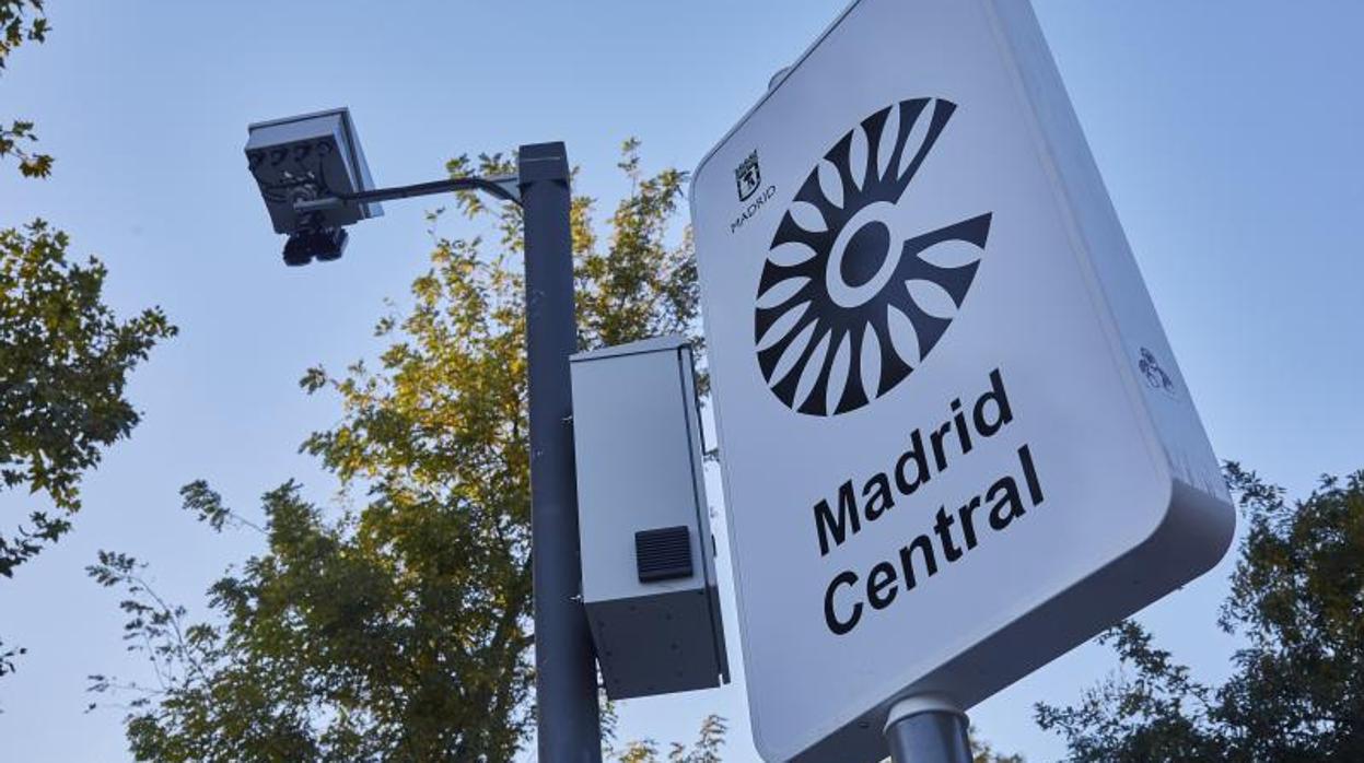 Una de las cámaras situadas en los accesos a Madrid Central