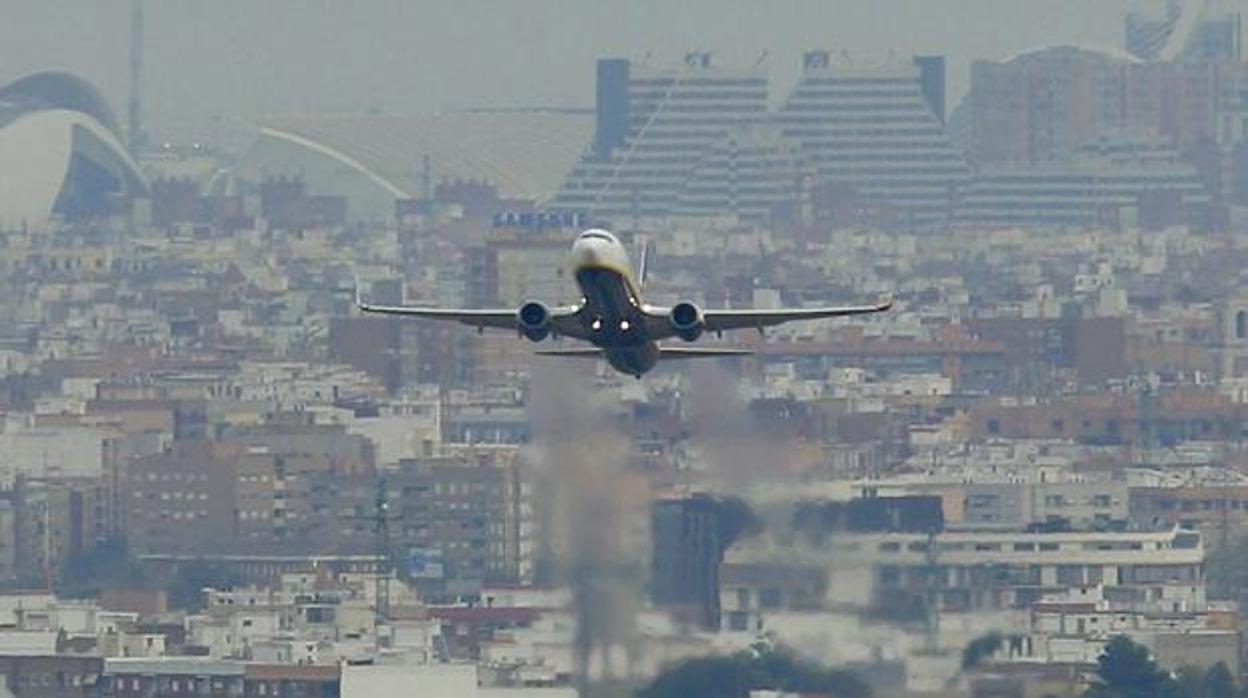 Un avión aterriza en el aeropuerto de Valencia