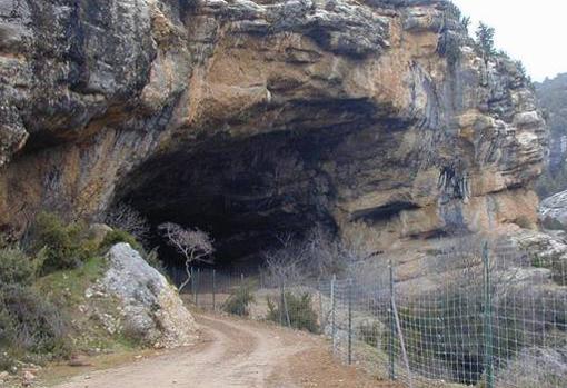 Entrada a la Cueva de Chaves (Hueca), la joya del Neolítico que fue destrozada para ponerla al servicio de las cabras de un coto de caza