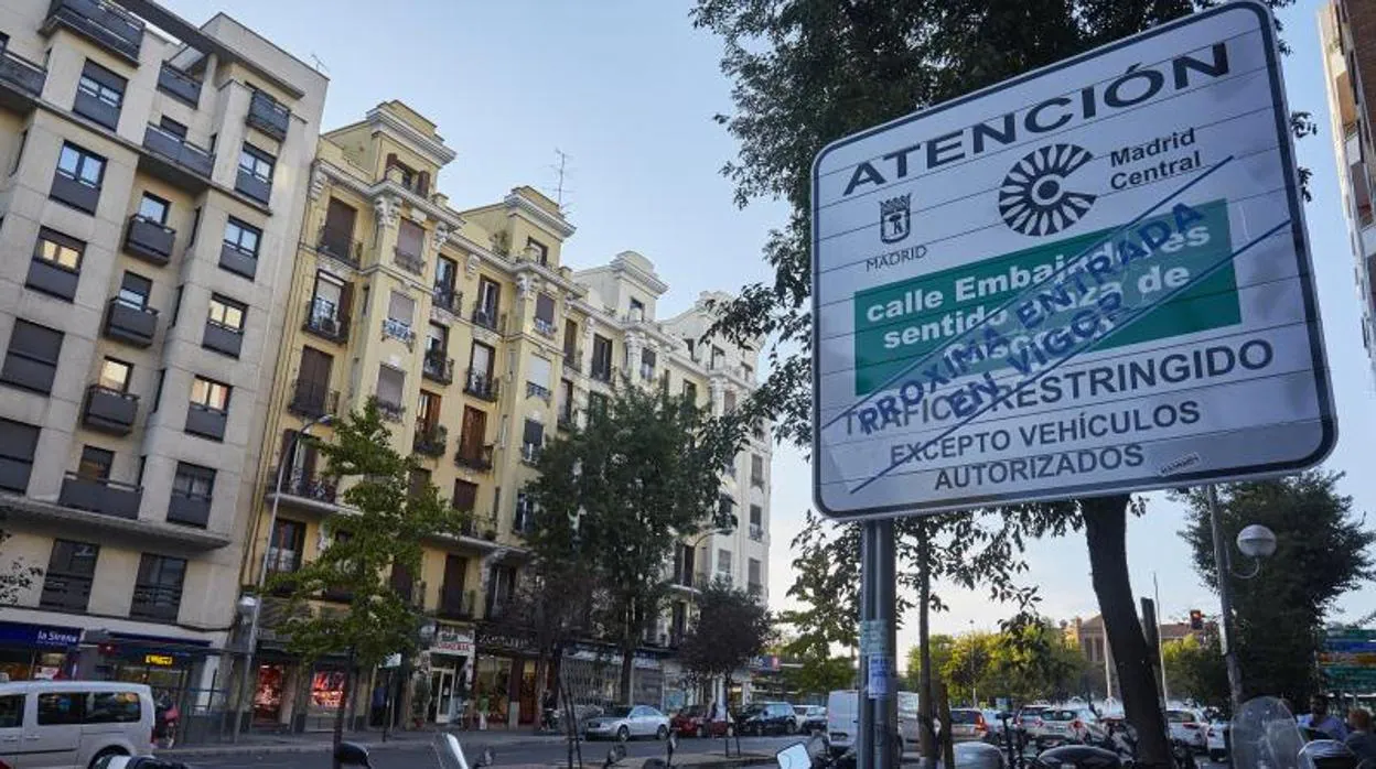 La glorieta de Embajadores, límite sur de Madrid Central, con su nueva señalética