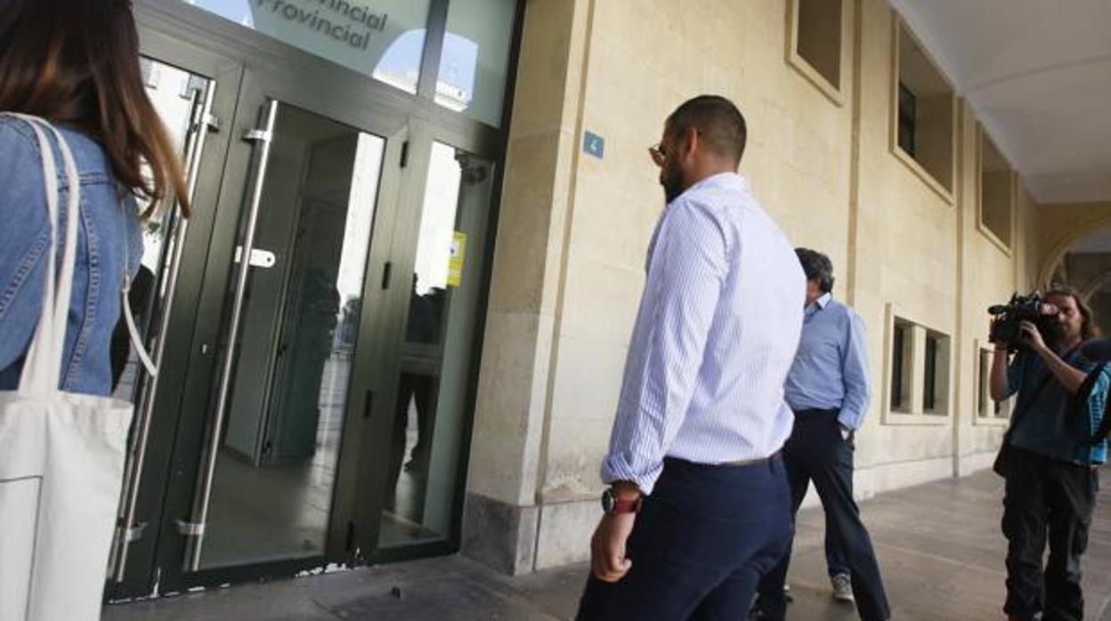 El marinero absuelto del delito de violación, entrando a la Audiencia de Alicante