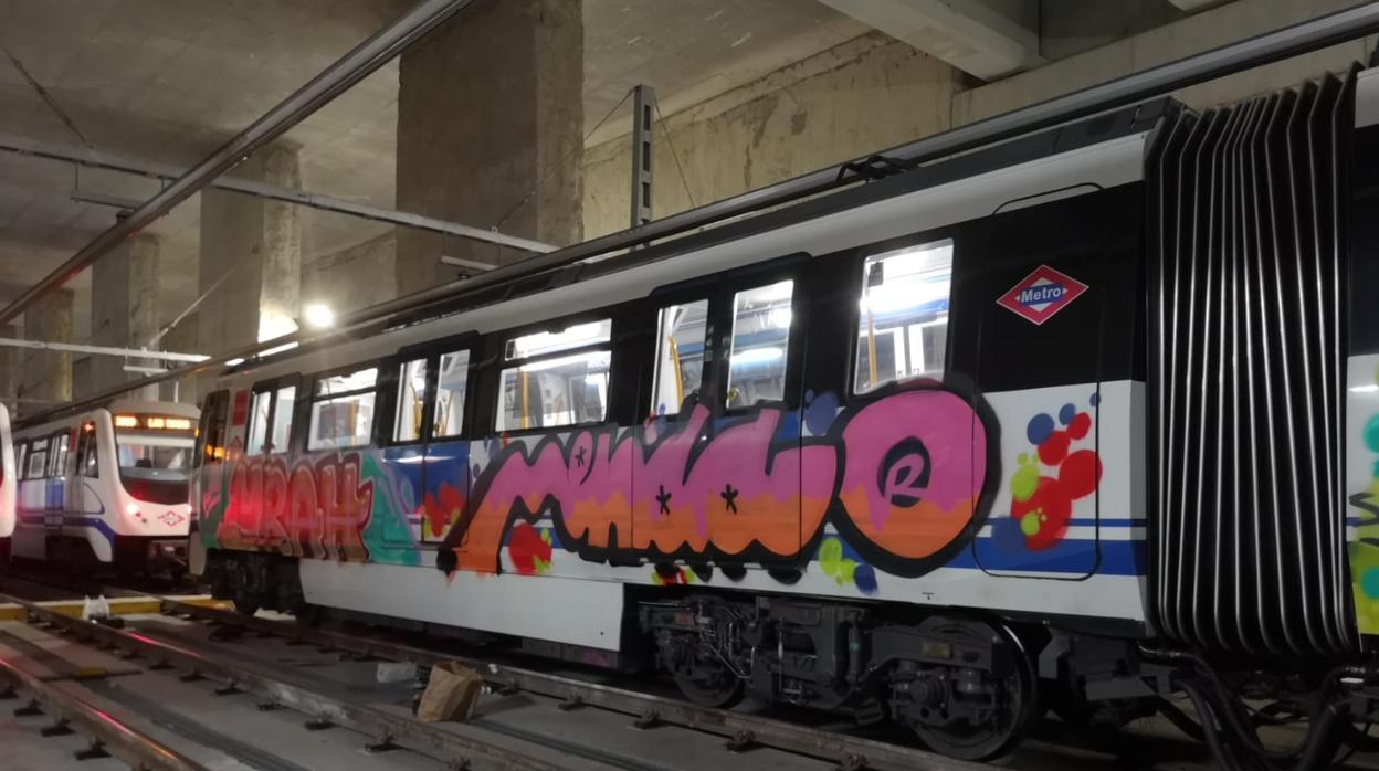 Uno de los vagones de Metro pintados por los grafiteros en los últimos cinco días