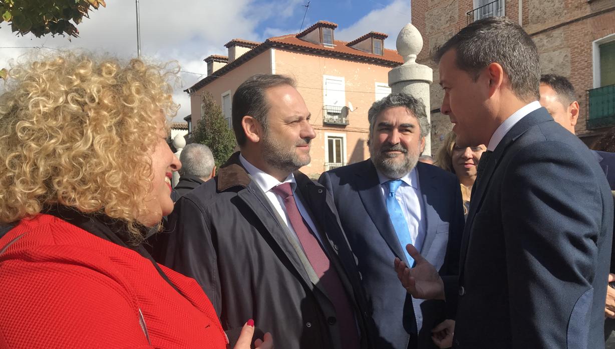 El ministro de Fomento escucha al alcalde de Seseña en Aranjuez
