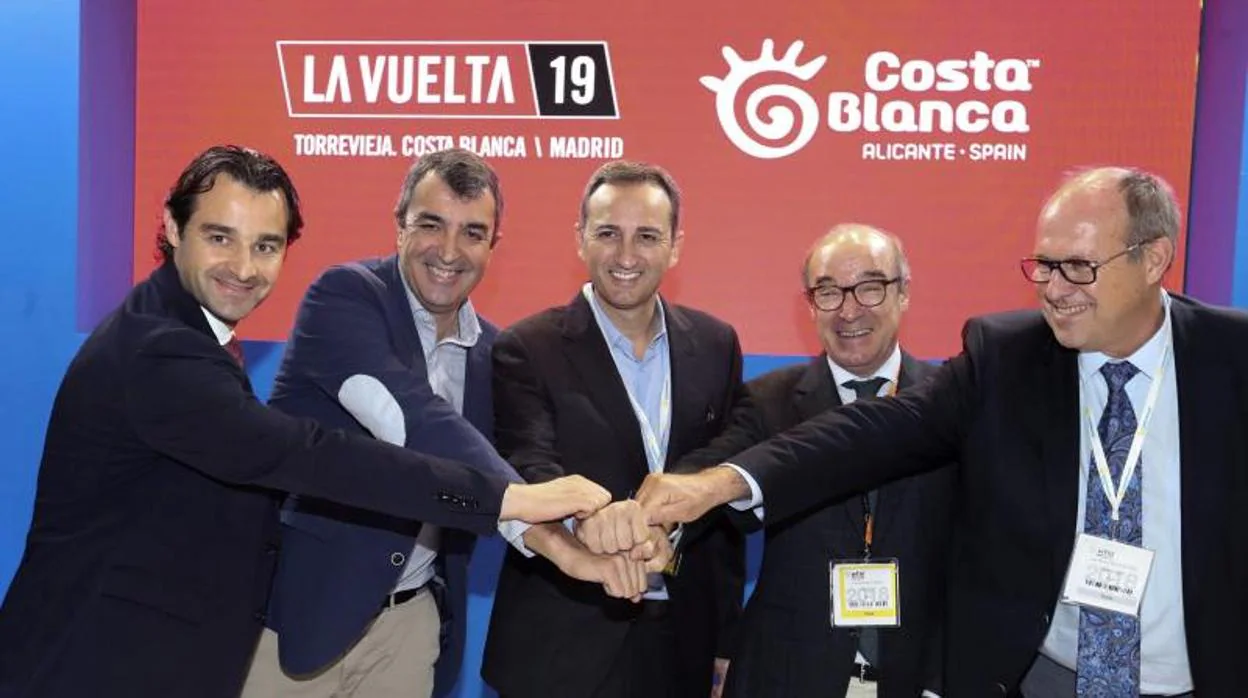 Dolón, Guillén, Sánchez con el presidente de los hoteleros de Hosbec, Toni Mayor y un directivo de la organización