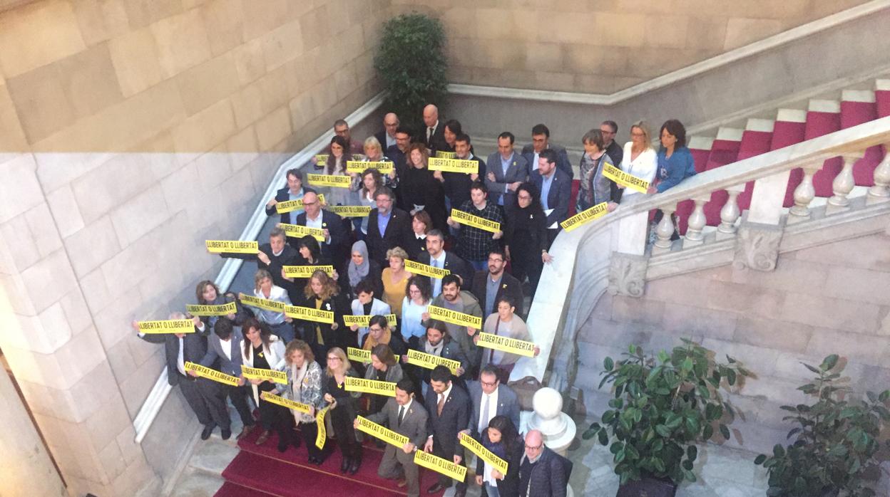 Diputados de Junts per Catalunya, ERC y Nuet y Alamant, a título personal, este miércoles en el Parlamento catalán