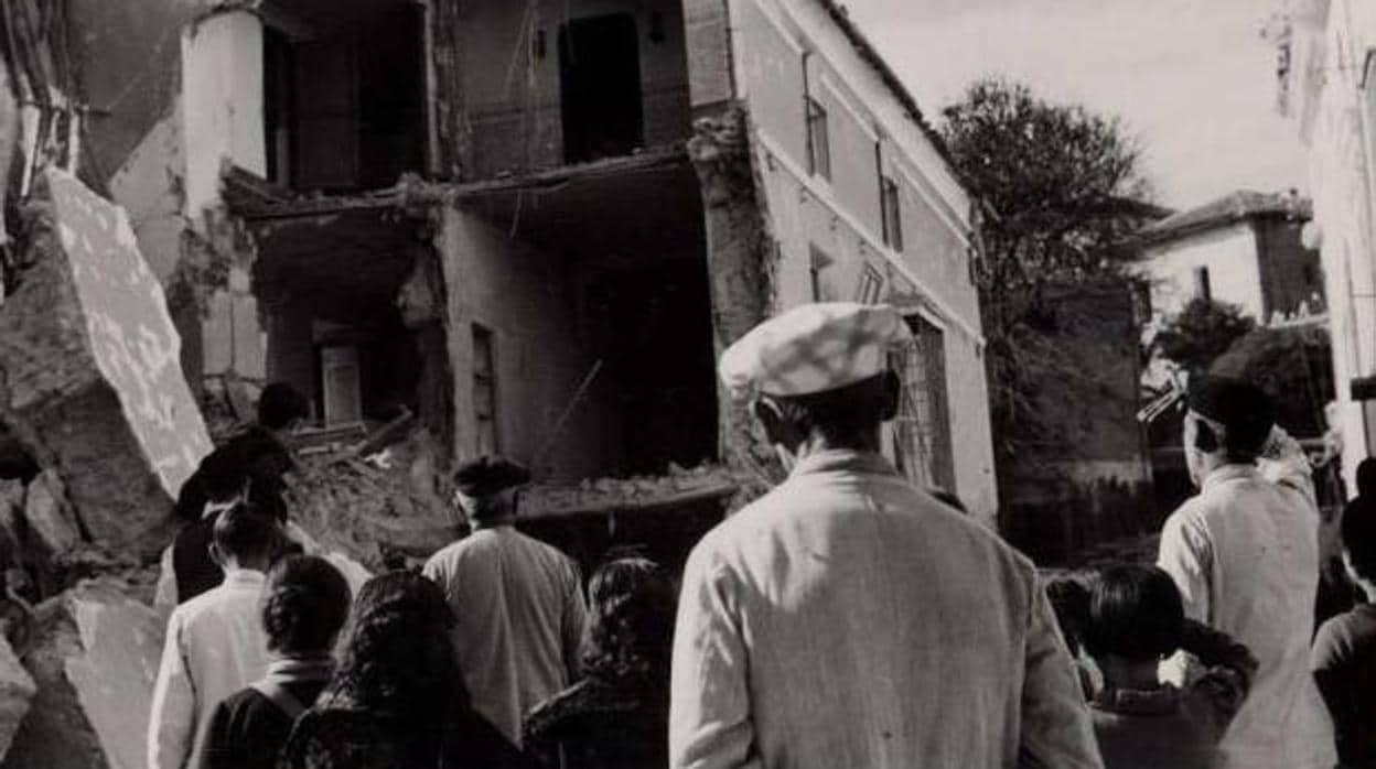 Vecinos de Cabra observan un edificio destrozada tras el bombardeo, en 1937