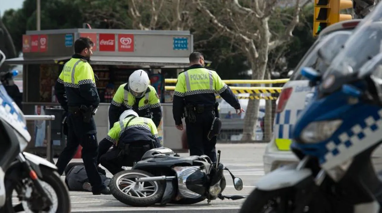 Intervención de la Policía Local en un accidente de moto, en imagen de archivo