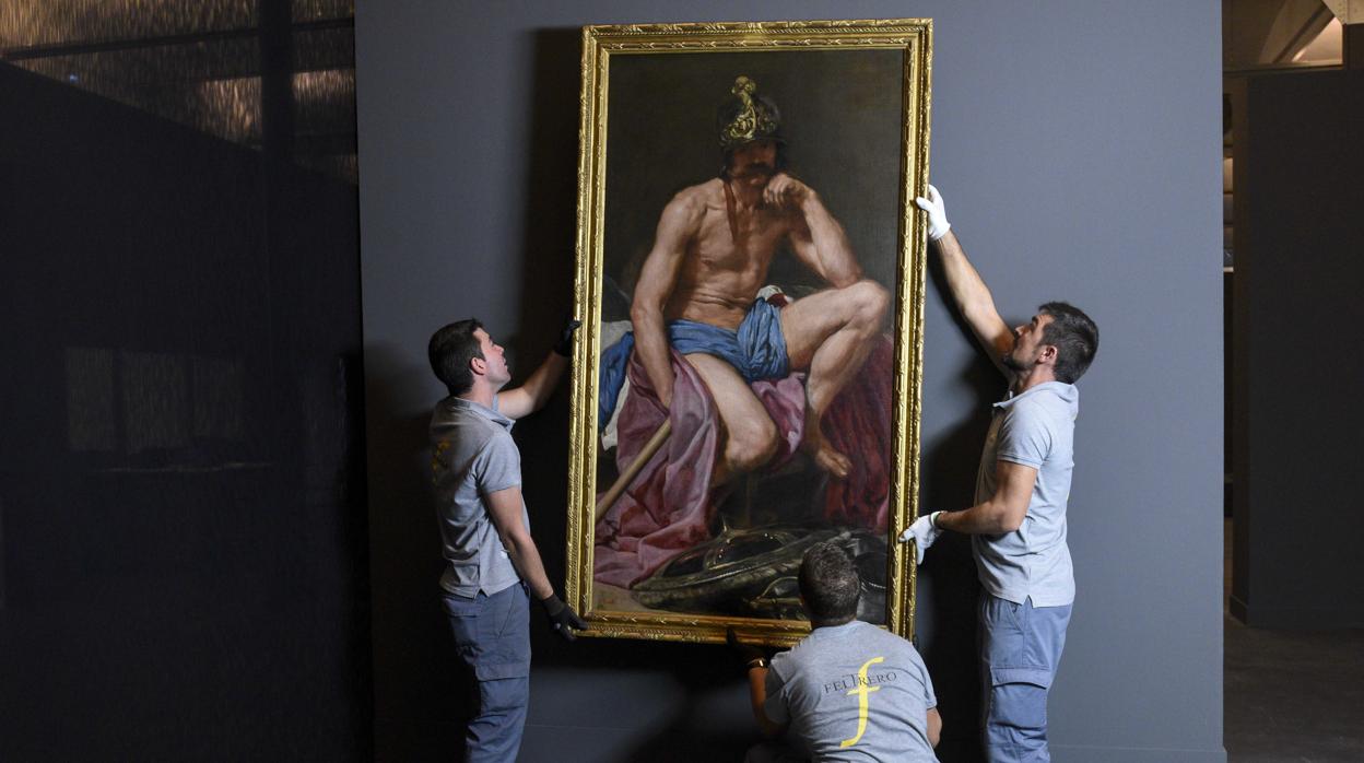 Un grupo de operarios colocal la obra «Marte», de Velázquez, en la sala de exposiciones