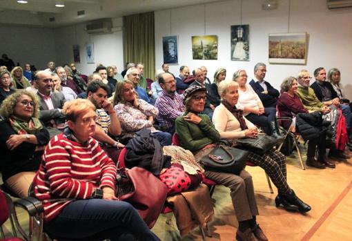 Lleno en la sala de conferencias de la Biblioteca para escuchar a Enrique Sánchez Lubián