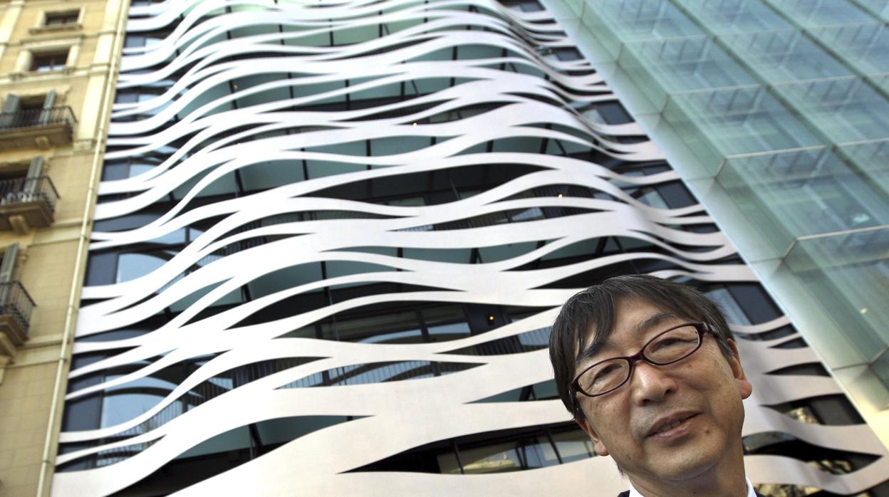 El arquitecto japonés Toyo Ito, frete a uno de sus edificios en Barcelona