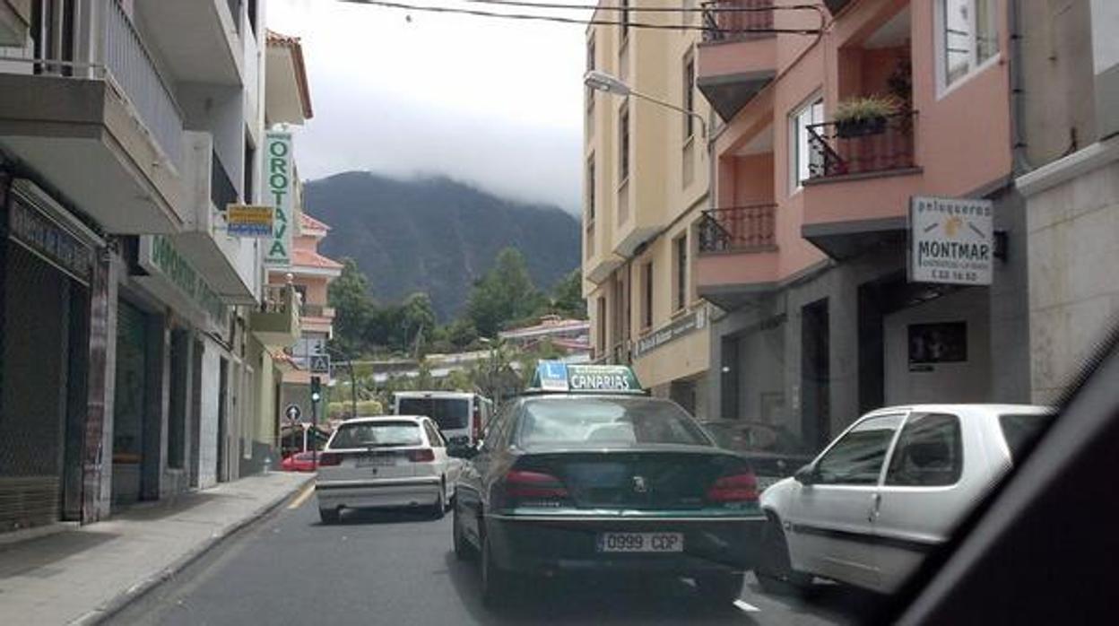 Un coche de autoescuela La Orotava aparcando en doble fila