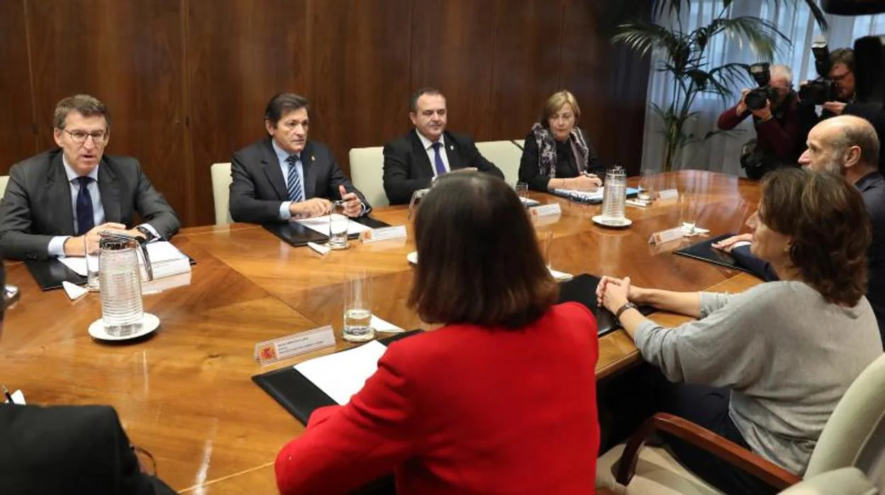 Reunión entre el Gobierno central, los presidentes de Asturias y Galicia y los alcaldes de La Coruña y Avilés