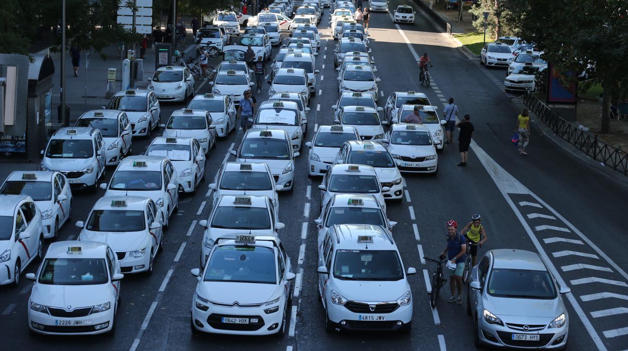 Los taxistas, en julio, colapsando el paseo de la Castellana