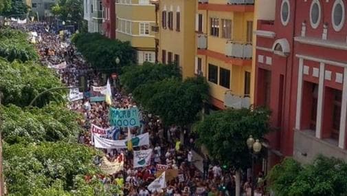 Miles de personas en la ciudda de Las Palmas contra el proyecto grancanario