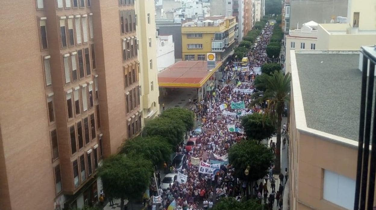 La avenida Tomás Morales llena de gente contra el nuevo puerto de Agaete