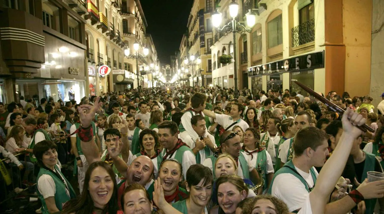 Peñistas por las calles de Zaragoza durante las multitudinarias fiestas del Pilar