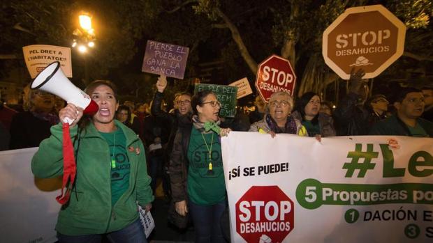 Cacerolada de un centenar de personas en Valencia en protesta por la decisión del Supremo con las hipotecas