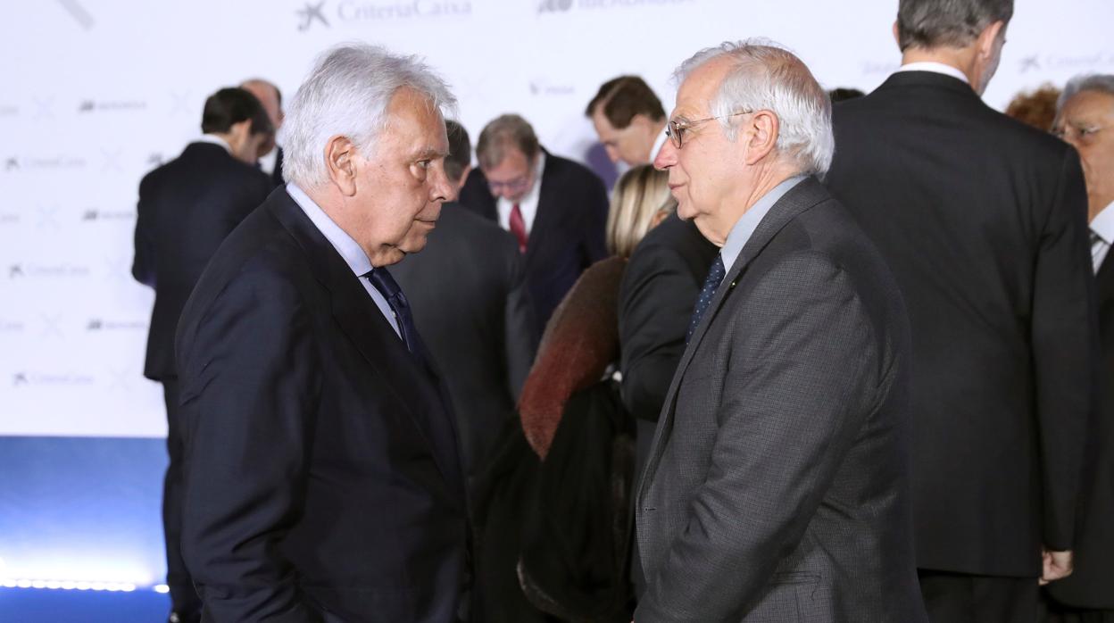 El ministro de Asunto Exteriores Josep Borrell (d), y el expresidsente del gobierno de España Felipe González