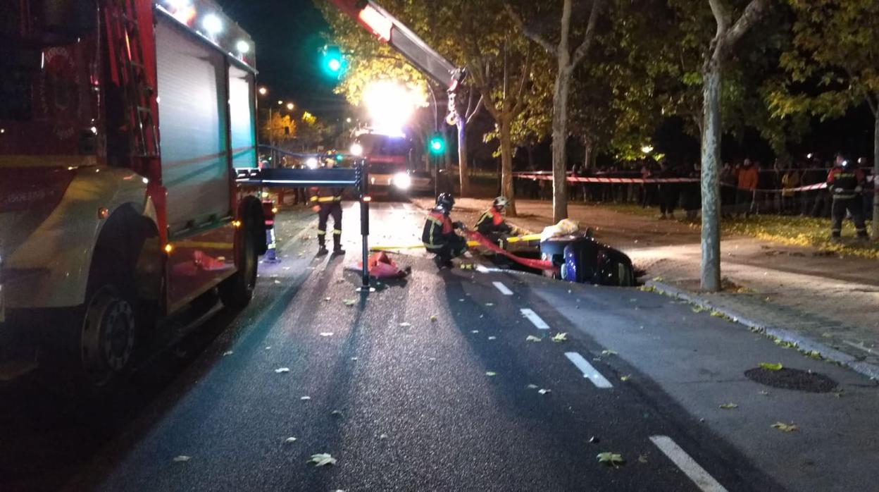 Los Bomberos de Zamora sacando el coche hundido en el asfalto