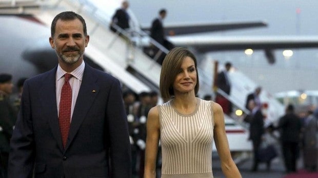 El Rey viaja sin Reina a París y Guatemala, y Sánchez se lleva a su esposa