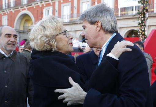 Carmena y Garrido, ayer, durante la Misa en la Plaza Mayor