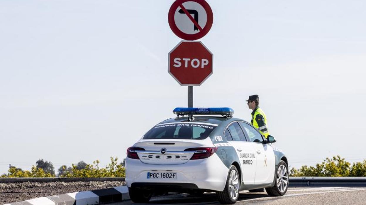 Patrulla de la Guardia Civil de Tráfico en una carretera de Valencia