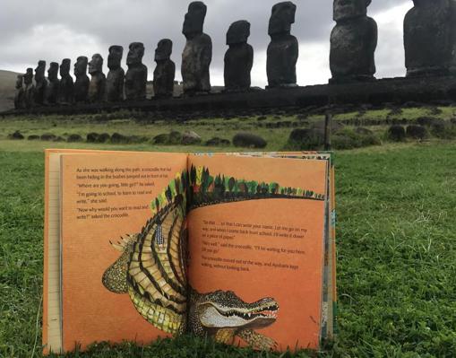Ana Eulate, la editora de «Cuento de Luz», fotografíó el libro en Isla de Pascua hace unos días