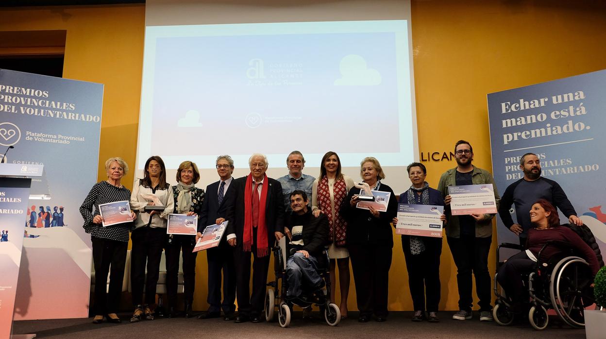 Los premiados con sus galardones, durnate la primera gala