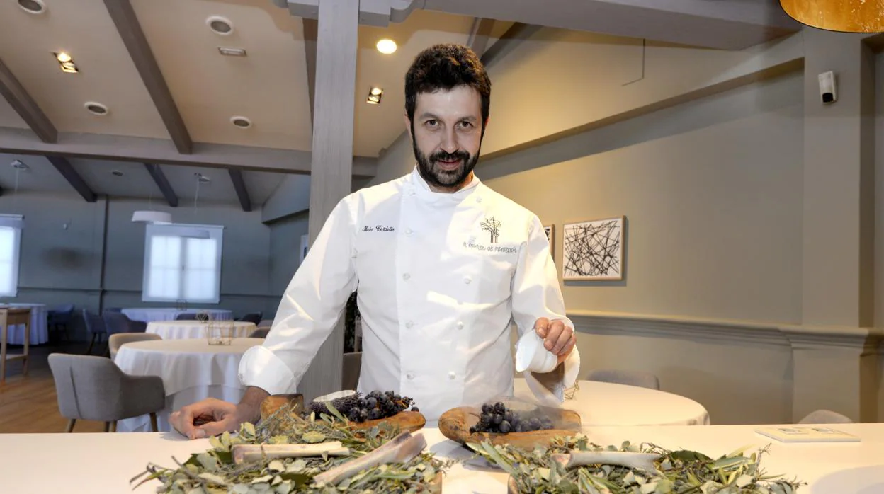 El cocinero defiende los aromas y sabores en la cocina de su restaurante de El Carmen de Montesión
