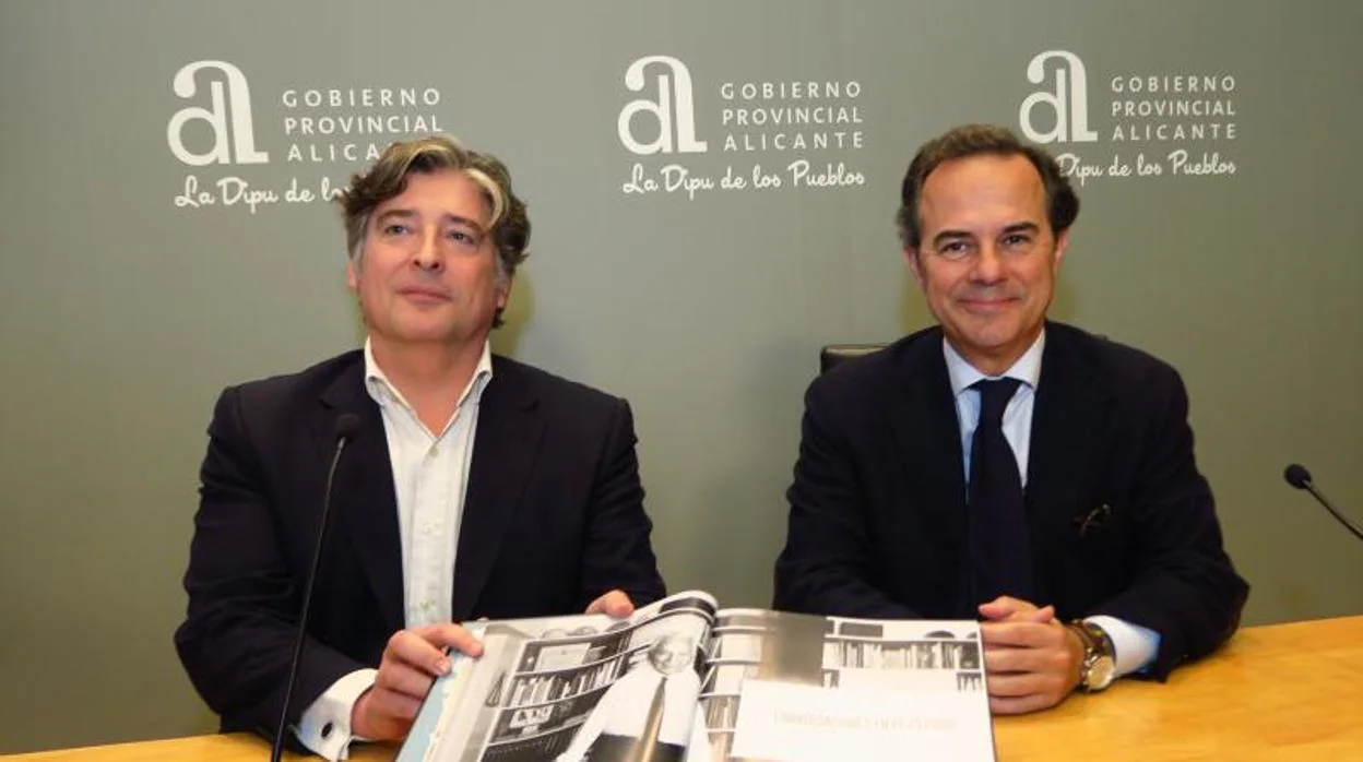 Martin Sanz y Carlos Castillo, con un ejemplar de la biografía de García Solera