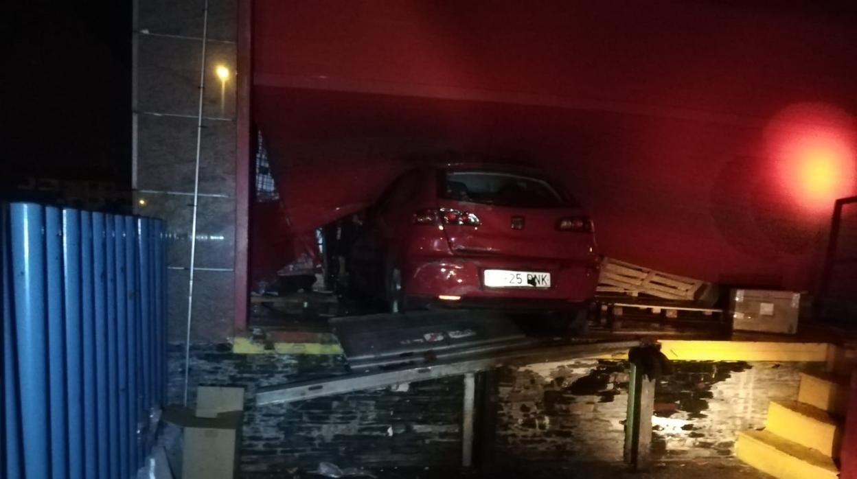 El turismo, empotrado en el muelle de carga