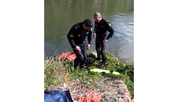 «No tuve ninguna duda; lo volvería a hacer», dice Enrique, el policía que salvó la vida a la mujer en el río