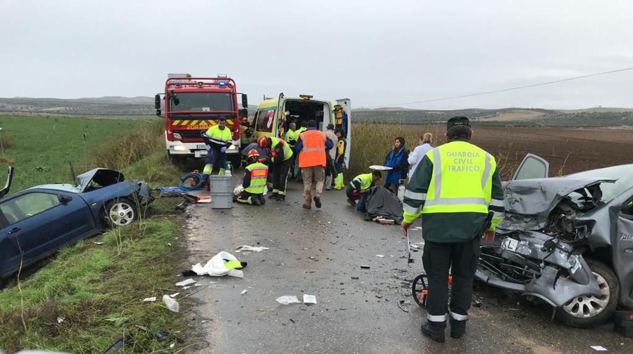 Bomberos del Consorcio de Toledo y servicios sanitarios, en el lugar del accidente