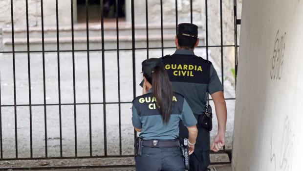 Dos agentes de la Guardia Civil salvan la vida a un turista italiano con la maniobra de Heimlich