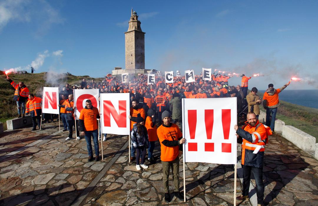 Protesta de los trabajadores de Alcoa de La Coruña, el pasado sábado 10 de noviembre frente a la Torre de Hércules