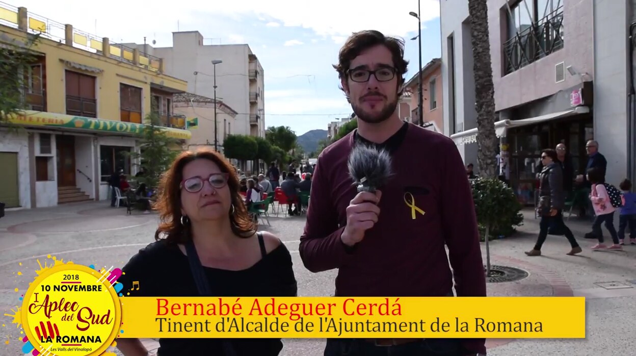 El teniente de alcalde de La Romana, Beranbé Adeguer (Esquerra Unida) presentando el evento con lazo amarillo