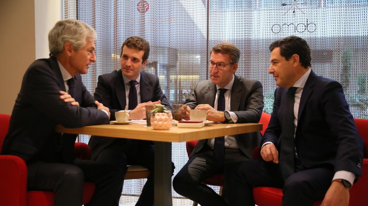 Adolfo Suárez Illana, Pablo Casado, Alberto Núñez Feijóo y Juan Manuel Moreno, ayer en un desayuno en Madrid