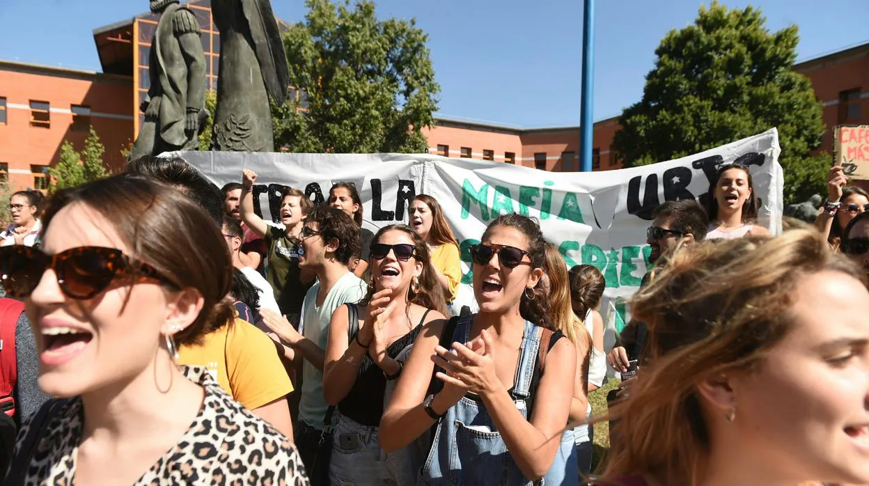 Estudiantes de la Rey Juan Carlos se manifiestan contra los escándalos en su universidad