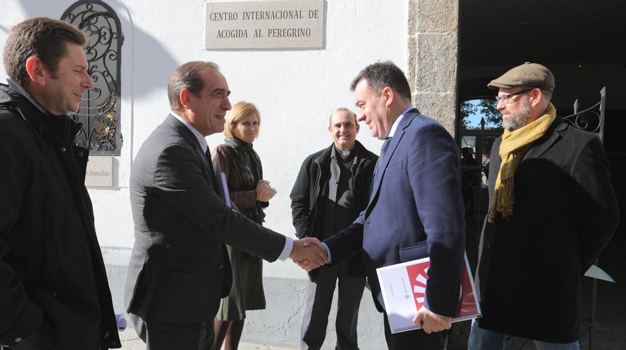 Román Rodríguez y Valeriano Martínez se saludan antes de la reunión de la comisión del Xacobeo 2021