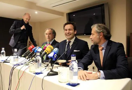 El consejero delegado en España, Erwan de Villeon, en el centro; a su izquierda, el vicepresidente de Puy du Fou España, Jesús Sainz