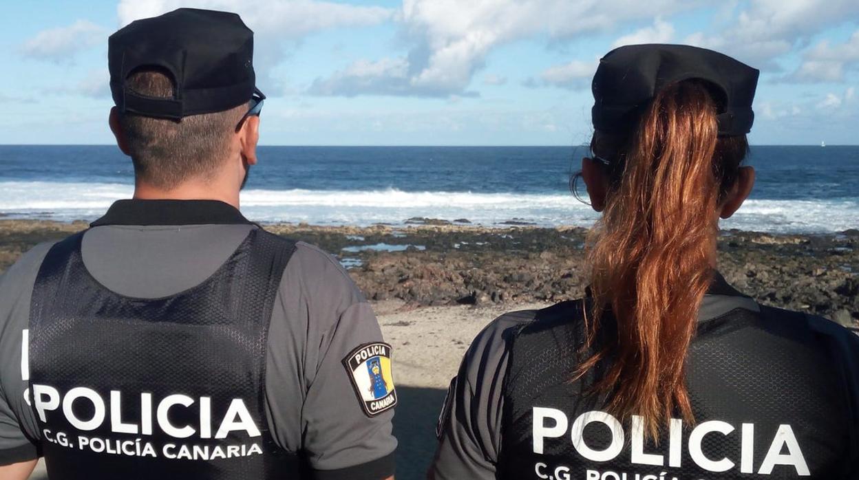 Agentes de la Policía Canaria en Tinajo, Lanzarote