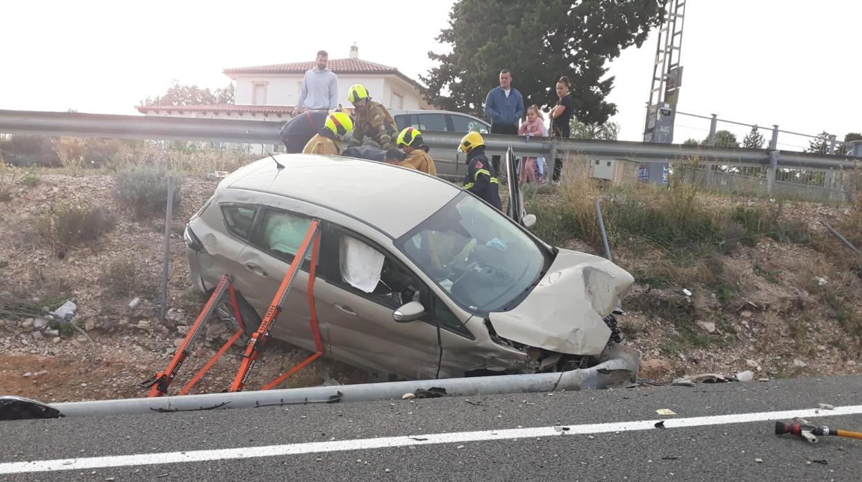 El vehículo accidentado, fuera de la calzada