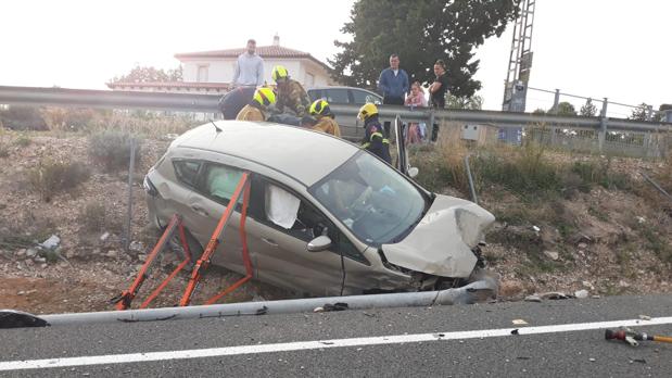 Rescatan a un médico de Ibi atrapado en su coche tras salirse de la carretera en Alicante