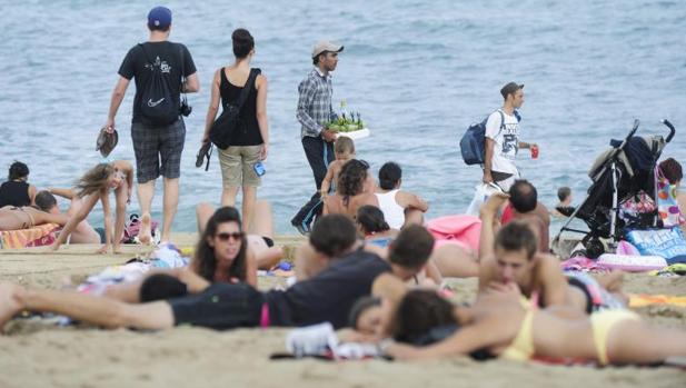 Detectan bacterias fecales en los mojitos que se venden ilegalmente en las playas de Barcelona