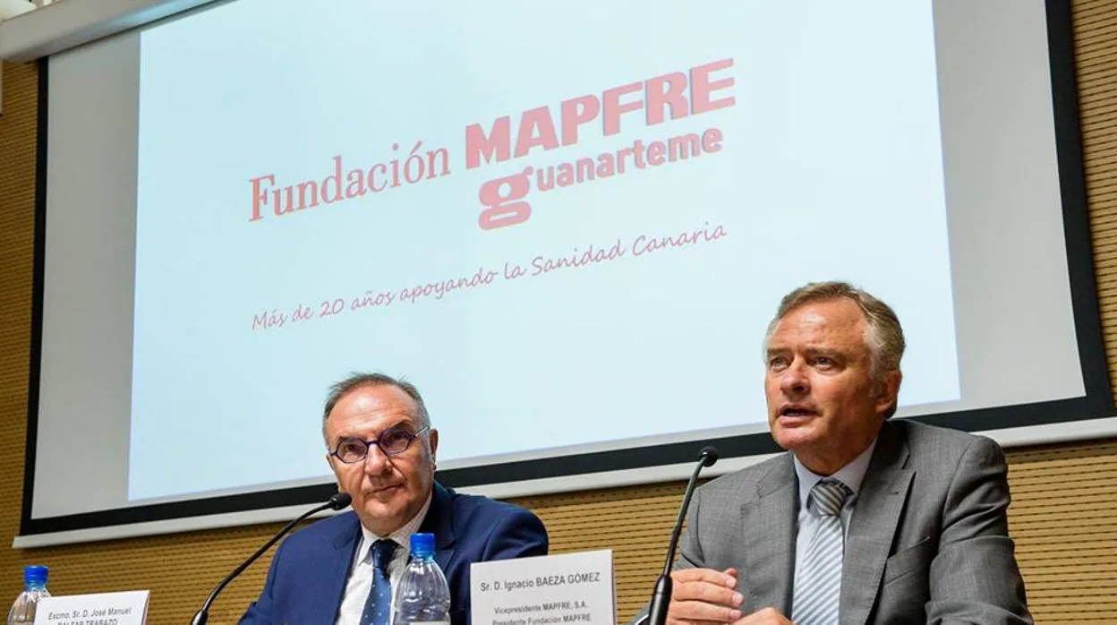 El consejero de Sanidad de Canarias e Ignacio Baeza, consejero delegado de Mapfre