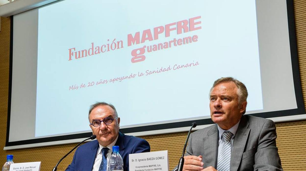 El consejero de Sanidad de Canarias e Ignacio Baeza, consejero delegado de Mapfre