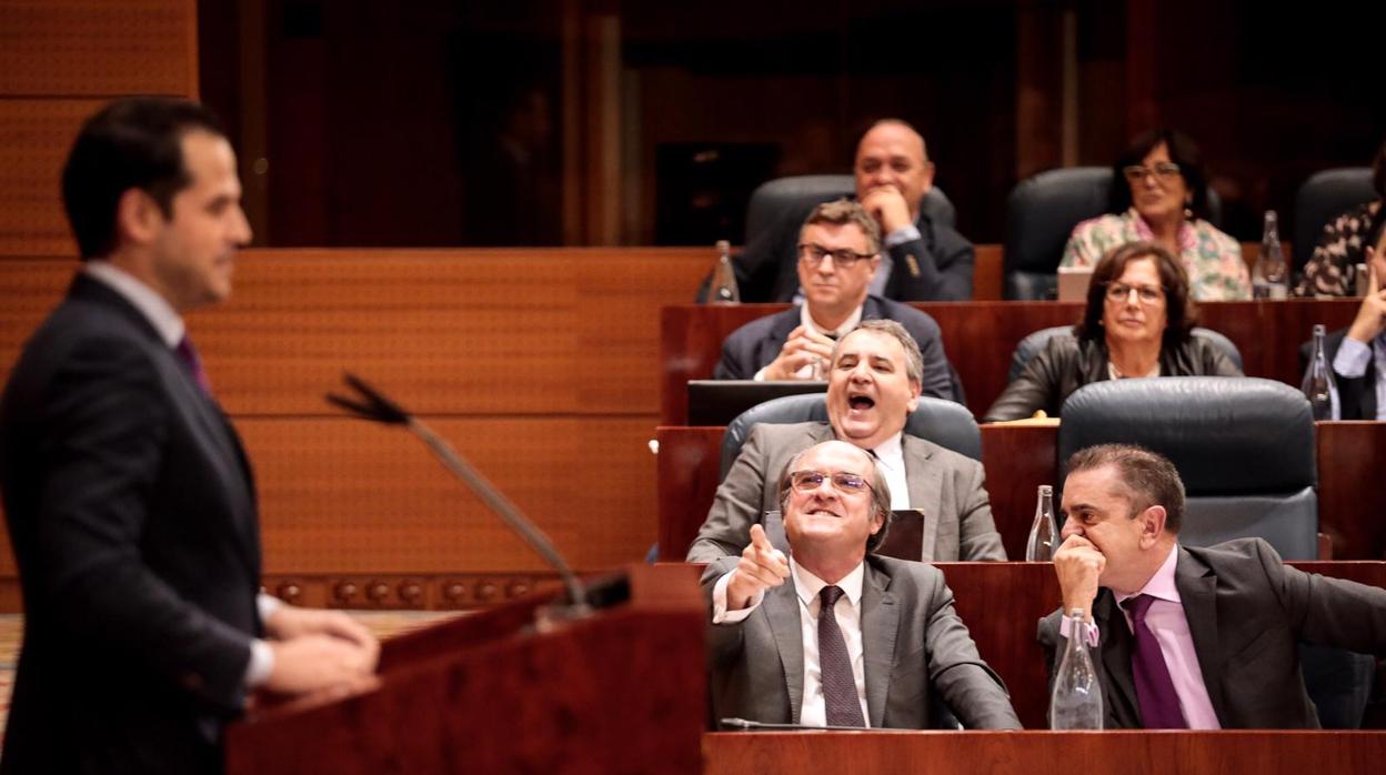 Reacción de los socialistas a la intervención de Aguado durante el debate de la propuesta contra los indultos