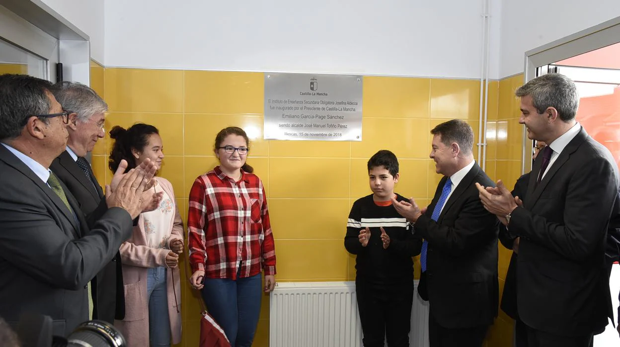 Tres alumnos ayudan a García-Page a descubrir la placa inaugural del nuevo instituto